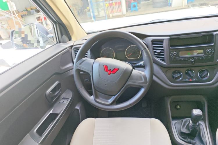Used Wuling Hongguang V 2022 1.5L Jingqu Version Hydraulic Power Steering LAR Steering Wheel