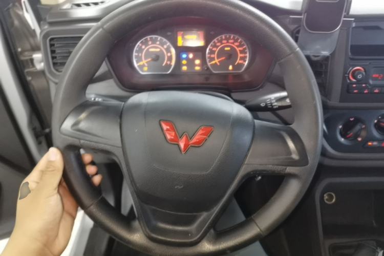 Used Wuling Hongguang V 2022 1.5L Jingqu Edition Enclosed-Window Vehicle with Hydraulic Power Steering LAR Steering Wheel