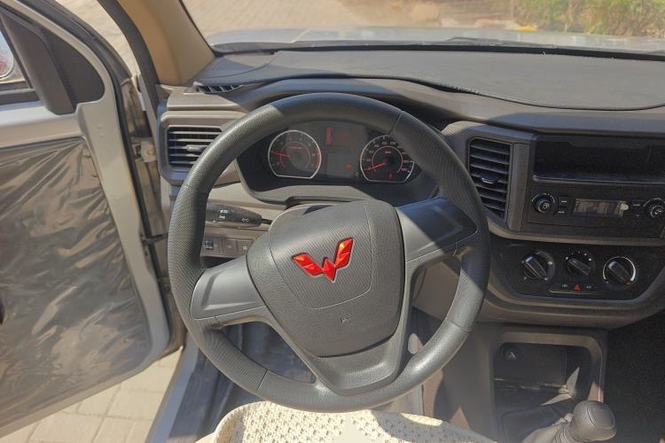 Used Wuling Hongguang V 2022 1.5L Jingqu Version Hydraulic Power Steering LAR Steering Wheel
