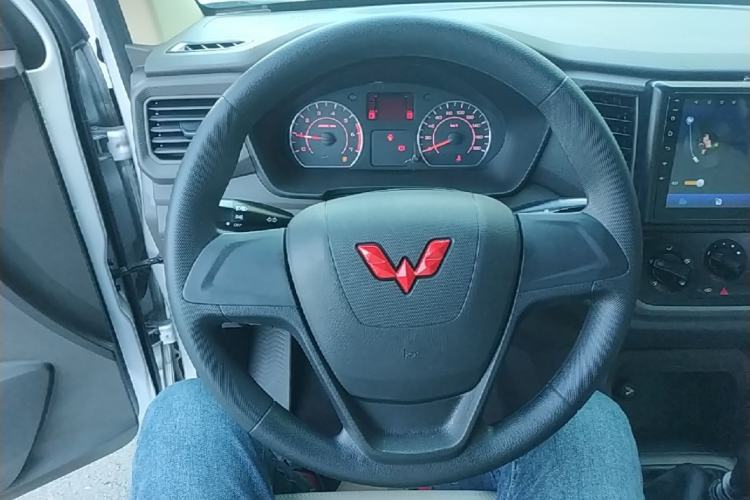 Used Wuling Hongguang V 2022 1.5L Jingqu Edition Enclosed-Window Vehicle with Hydraulic Power Steering LAR Steering Wheel