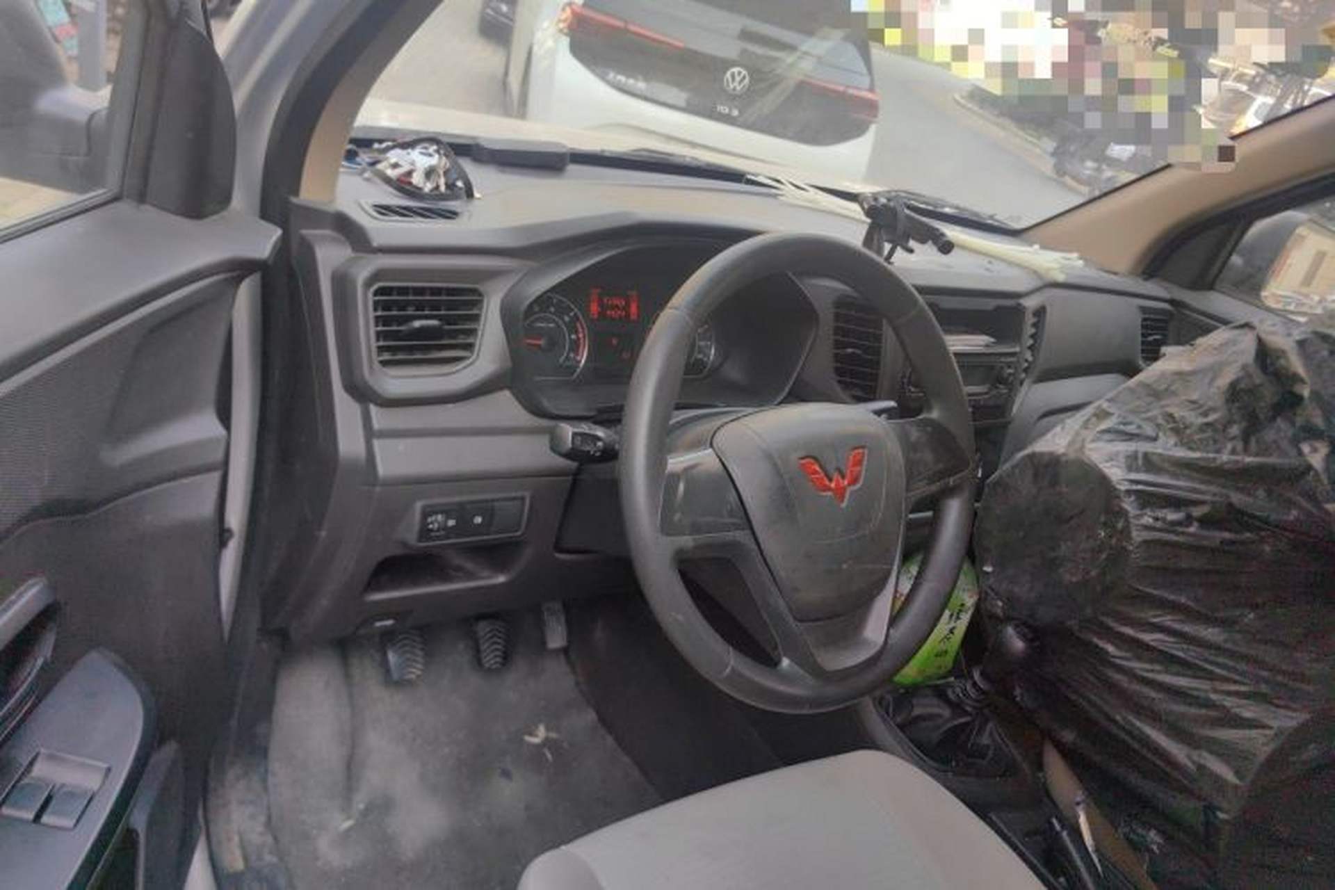 Used Wuling Hongguang V 2022 1.5L Jingqu Edition Enclosed-Window Vehicle with Electric Power Steering LAR Steering Wheel