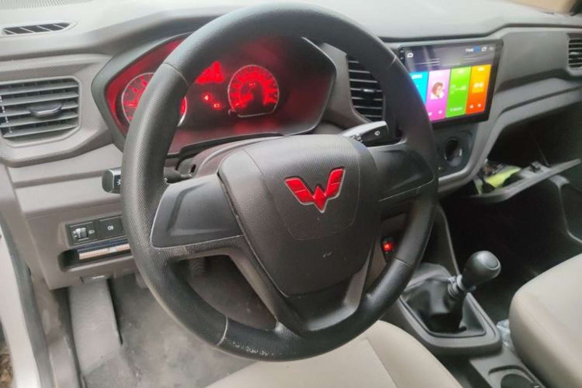 Used Wuling Hongguang V 2022 1.5L Jingqu Edition Enclosed-Window Vehicle with Hydraulic Power Steering LAR Steering Wheel