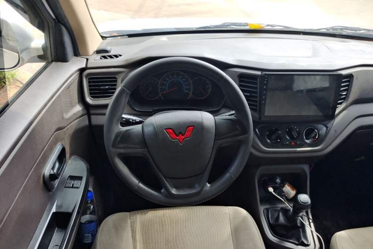 Used Wuling Hongguang V 2022 1.5L Enjoy Edition Hydraulic Power Steering LAR Steering Wheel