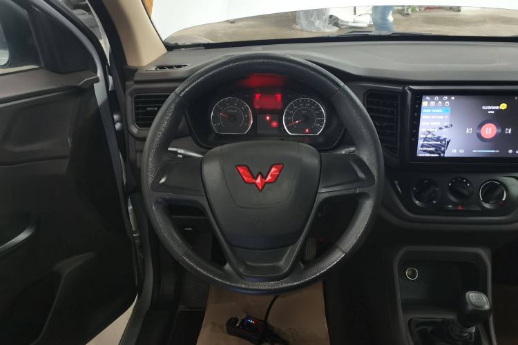 Used Wuling Hongguang V 2022 1.5L Jingqu Edition Enclosed-Window Vehicle with Hydraulic Power Steering LAR Steering Wheel