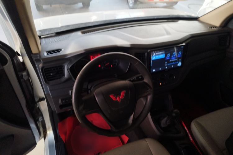 Used Wuling Hongguang V 2022 1.5L Jingqu Edition Enclosed-Window Vehicle with Electric Power Steering LAR Steering Wheel