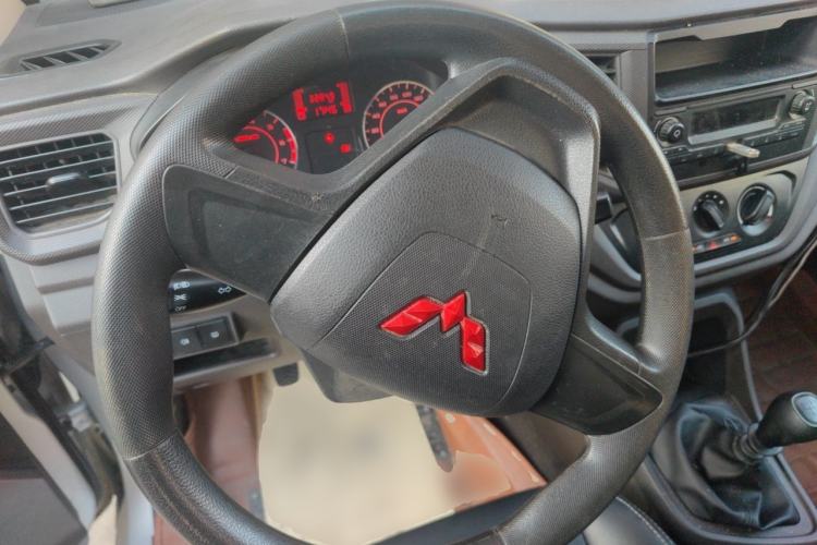 Used Wuling Hongguang V 2022 1.5L Jingqu Version Hydraulic Power Steering LAR Steering Wheel