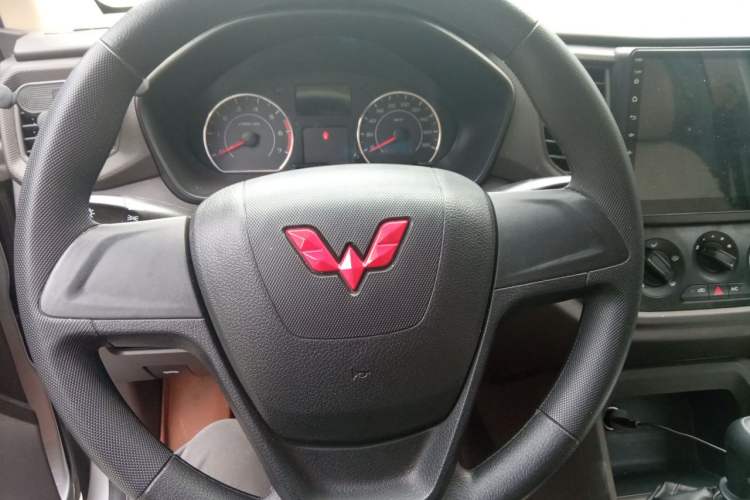Used Wuling Hongguang V 2022 1.5L Jingqu Edition Electric-Assist LAR Steering Wheel
