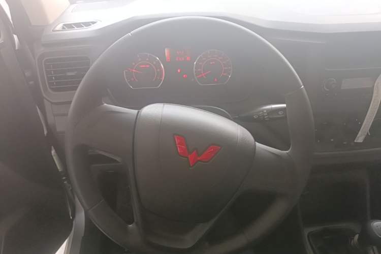 Used Wuling Hongguang V 2022 1.5L Jingqu Edition Electric-Assist LAR Steering Wheel