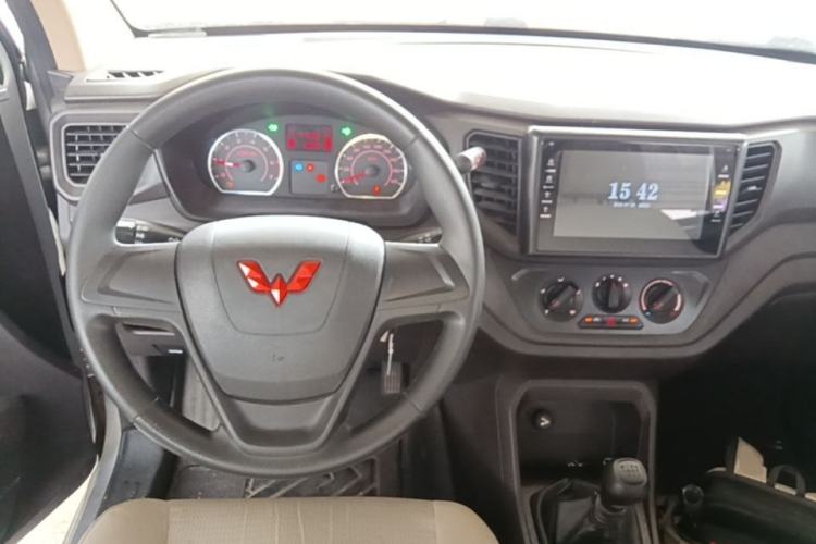 Used Wuling Hongguang V 2022 1.5L Jingqu Version Hydraulic Power Steering LAR Steering Wheel