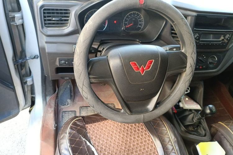 Used Wuling Hongguang V 2022 1.5L Jingqu Edition Enclosed-Window Vehicle with Hydraulic Power Steering LAR Steering Wheel
