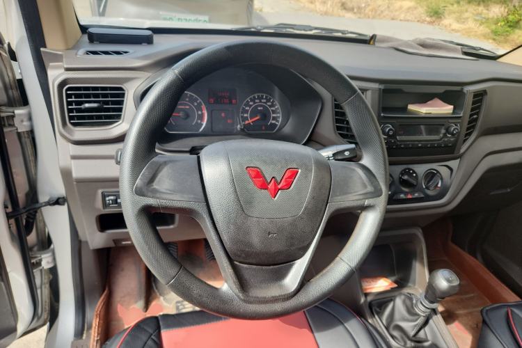Used Wuling Hongguang V 2022 1.5L Jingqu Edition Enclosed-Window Vehicle with Hydraulic Power Steering LAR Steering Wheel