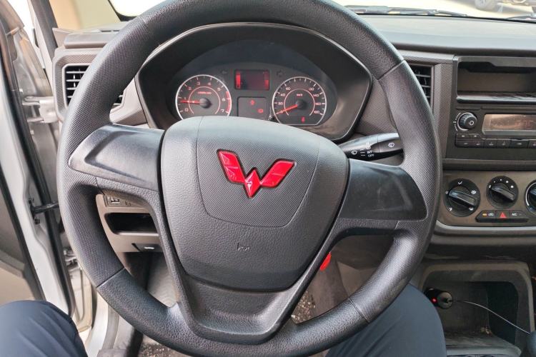 Used Wuling Hongguang V 2022 1.5L Jingqu Edition Electric-Assist LAR Steering Wheel