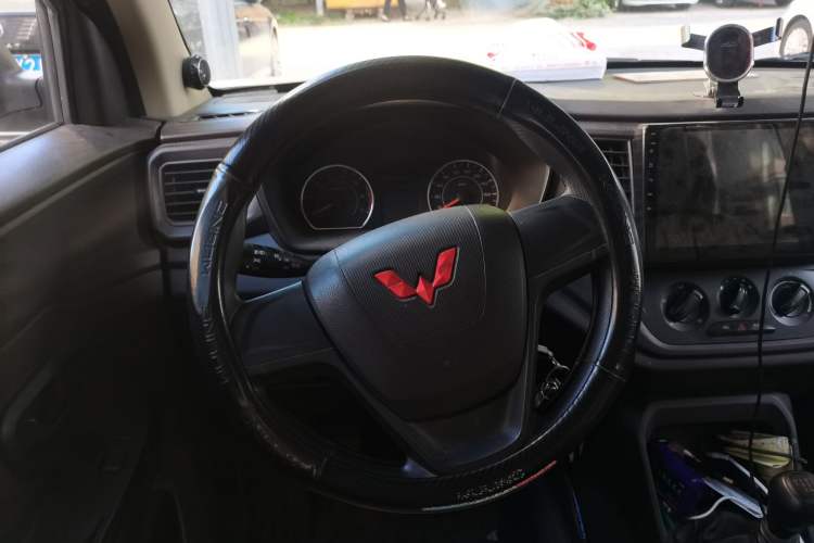 Used Wuling Hongguang V 2022 1.5L Jingqu Version Hydraulic Power Steering LAR Steering Wheel