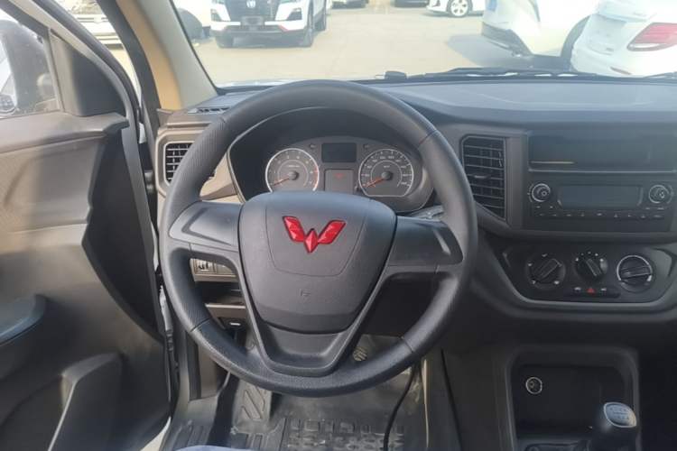 Used Wuling Hongguang V 2022 1.5L Jingqu Edition Electric-Assist LAR Steering Wheel