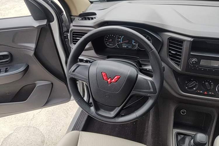 Used Wuling Hongguang V 2022 1.5L Enjoy Edition Electric-Powered LAR Steering Wheel