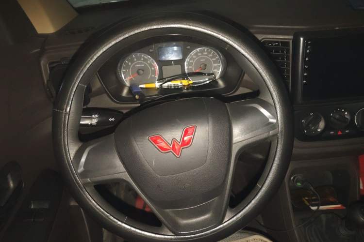 Used Wuling Hongguang V 2022 1.5L Enjoy Edition Electric-Powered LAR Steering Wheel