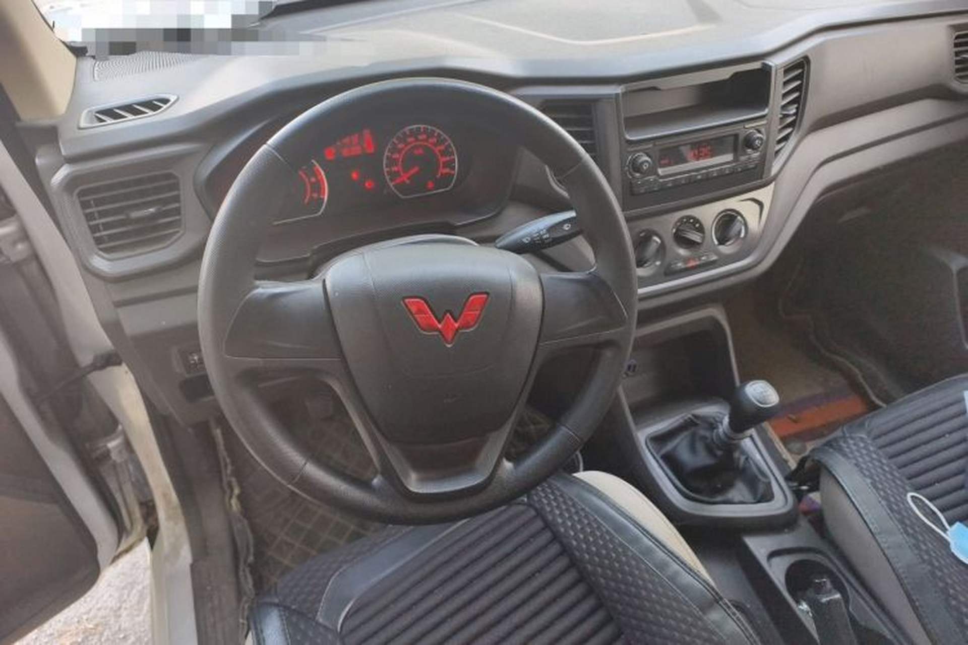 Used Wuling Hongguang V 2022 1.5L Jingqu Edition Enclosed-Window Vehicle with Electric Power Steering LAR Steering Wheel