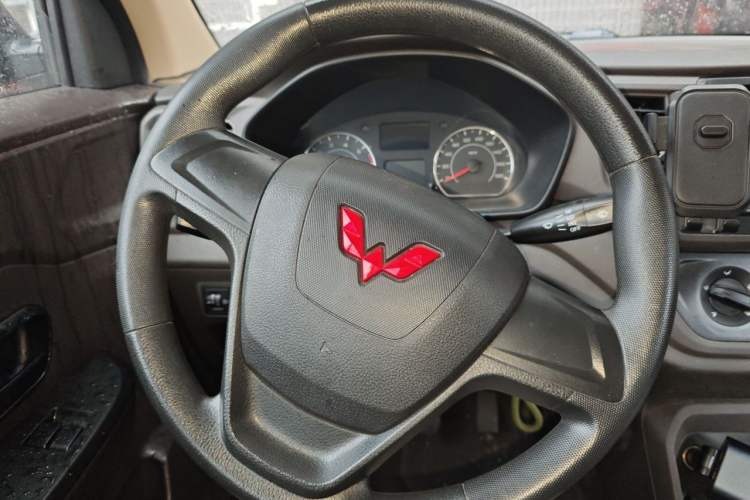 Used Wuling Hongguang V 2022 1.5L Jingqu Edition Electric-Assist LAR Steering Wheel