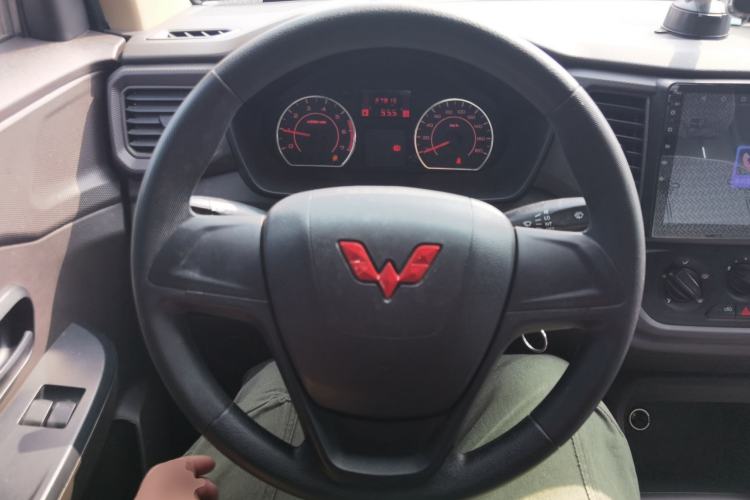 Used Wuling Hongguang V 2022 1.5L Jingqu Edition Enclosed-Window Vehicle with Electric Power Steering LAR Steering Wheel