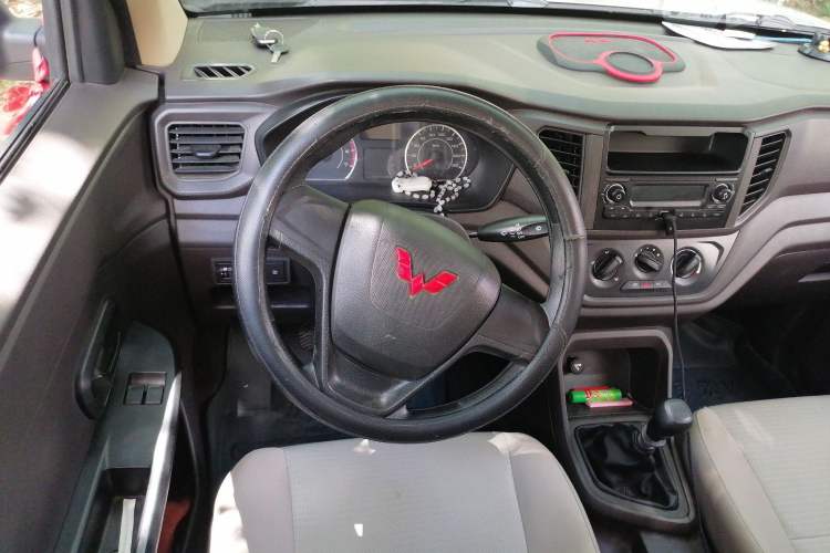 Used Wuling Hongguang V 2022 1.5L Jingqu Version Hydraulic Power Steering LAR Steering Wheel