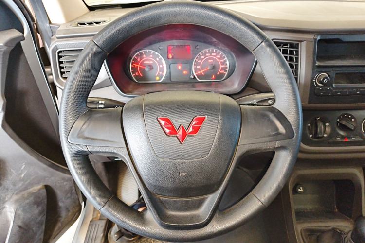 Used Wuling Hongguang V 2022 1.5L Jingqu Edition Enclosed-Window Vehicle with Hydraulic Power Steering LAR Steering Wheel