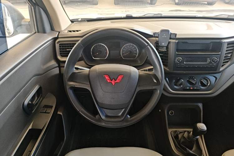 Used Wuling Hongguang V 2022 1.5L Jingqu Edition Electric-Assist LAR Steering Wheel