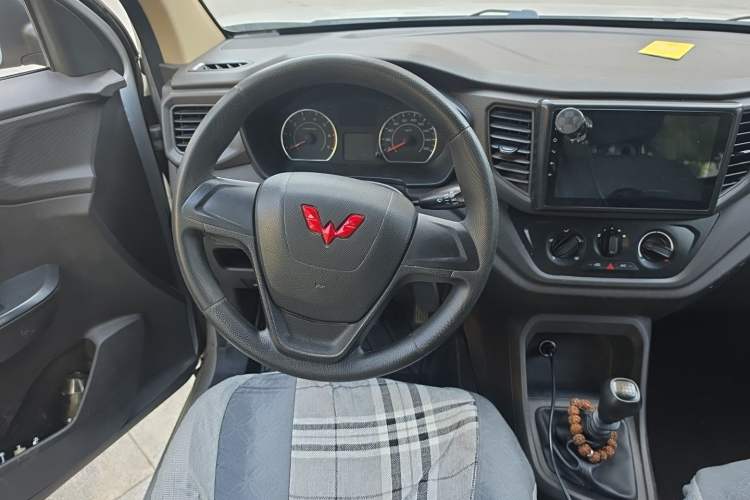 Used Wuling Hongguang V 2022 1.5L Jingqu Version Hydraulic Power Steering LAR Steering Wheel