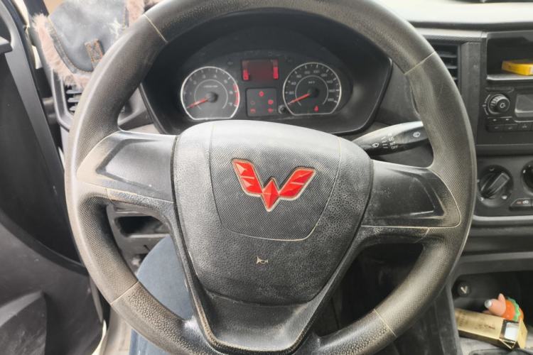 Used Wuling Hongguang V 2022 1.5L Jingqu Edition Enclosed-Window Vehicle with Hydraulic Power Steering LAR Steering Wheel