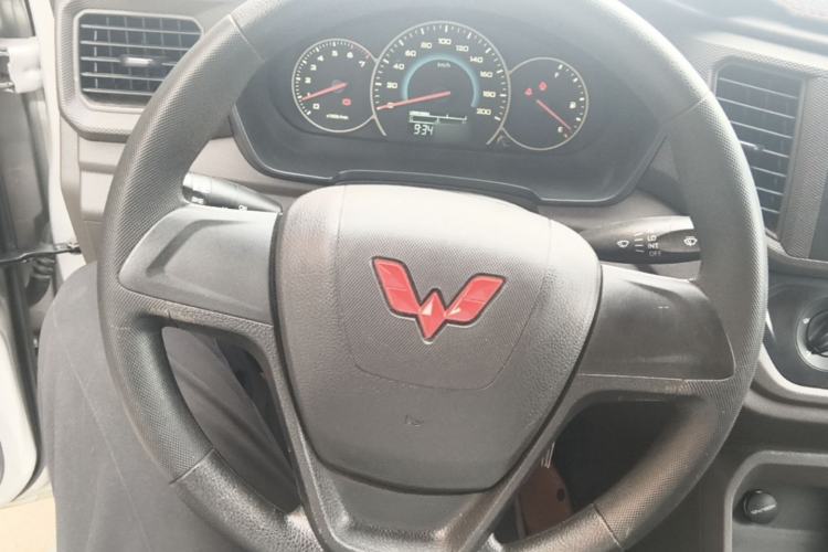 Used Wuling Hongguang V 2022 1.5L Enjoy Edition Electric-Powered LAR Steering Wheel