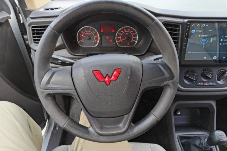 Used Wuling Hongguang V 2022 1.5L Jingqu Edition Enclosed-Window Vehicle with Hydraulic Power Steering LAR Steering Wheel