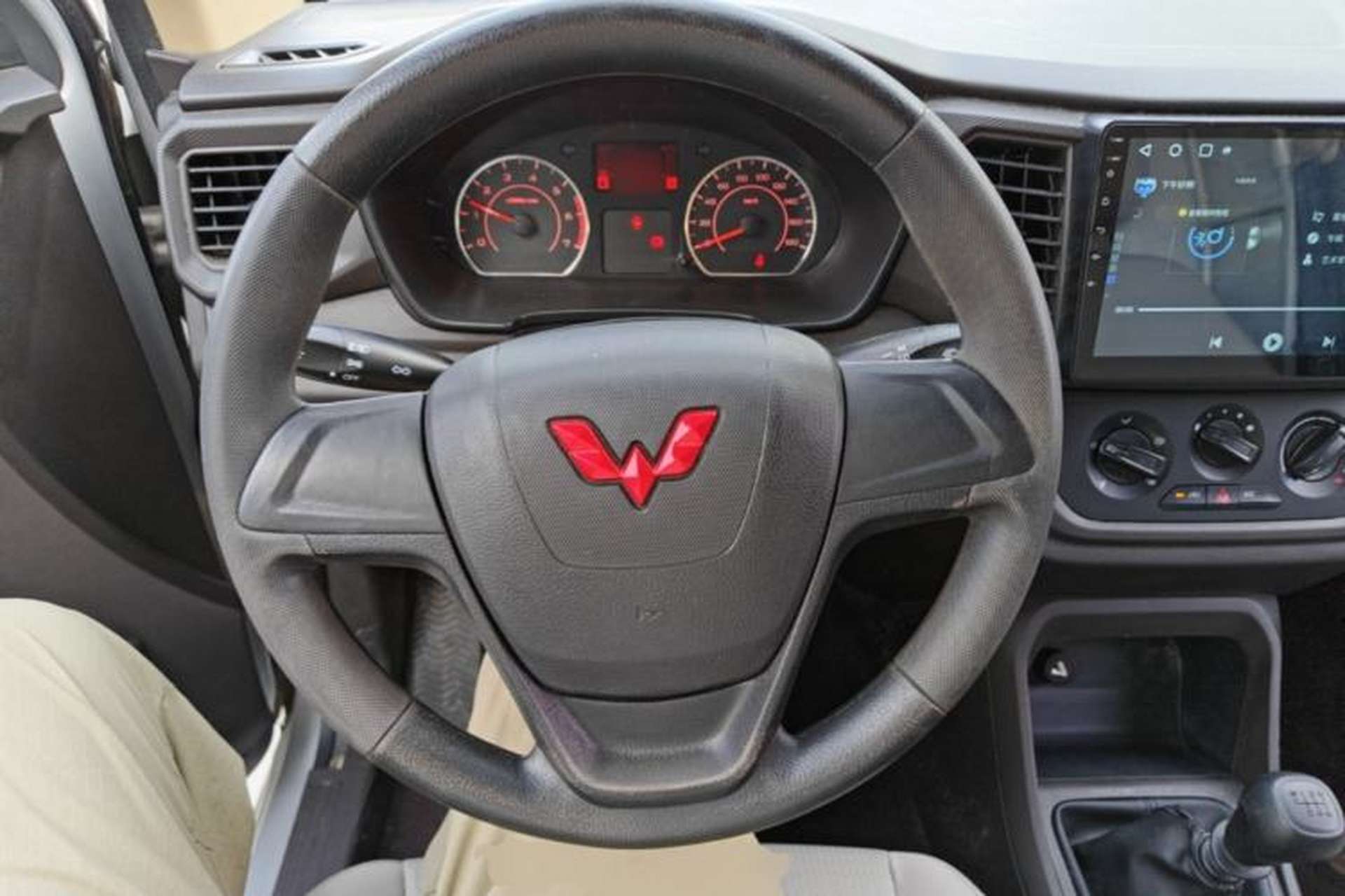 Used Wuling Hongguang V 2022 1.5L Jingqu Edition Enclosed-Window Vehicle with Hydraulic Power Steering LAR Steering Wheel