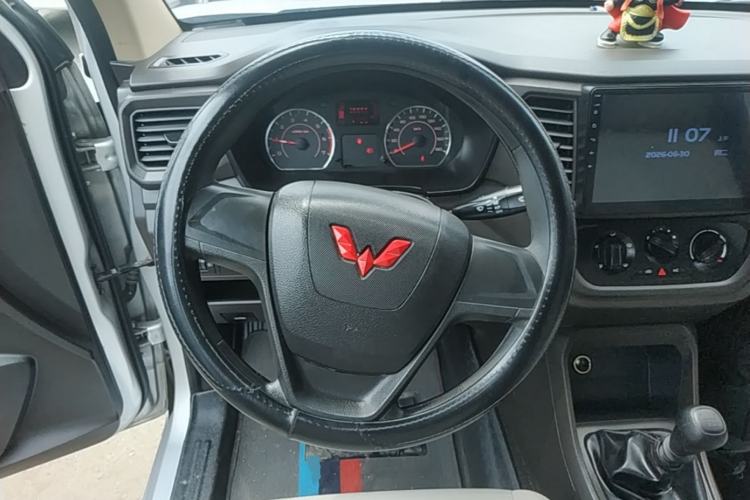 Used Wuling Hongguang V 2022 1.5L Jingqu Edition Electric-Assist LAR Steering Wheel