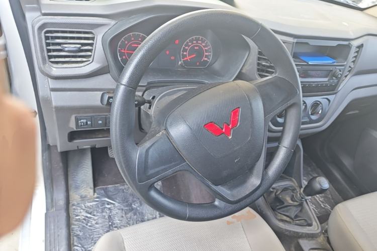 Used Wuling Hongguang V 2022 1.5L Jingqu Edition Enclosed-Window Vehicle with Electric Power Steering LAR Steering Wheel