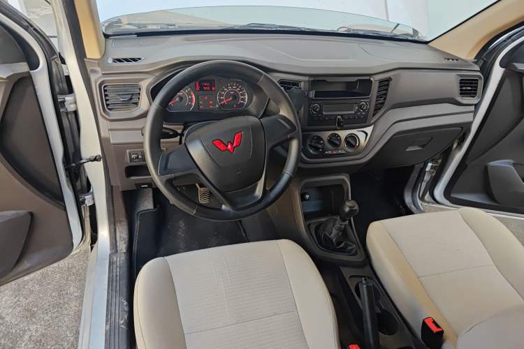 Used Wuling Hongguang V 2022 1.5L Jingqu Edition Electric-Assist LAR Steering Wheel