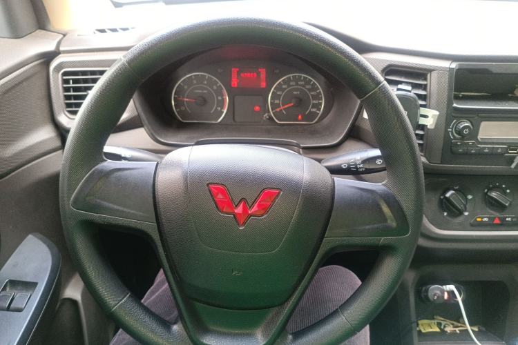 Used Wuling Hongguang V 2022 1.5L Jingqu Edition Enclosed-Window Vehicle with Electric Power Steering LAR Steering Wheel