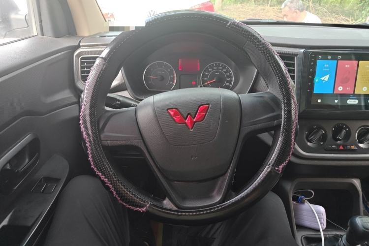 Used Wuling Hongguang V 2022 1.5L Jingqu Edition Enclosed-Window Vehicle with Hydraulic Power Steering LAR Steering Wheel