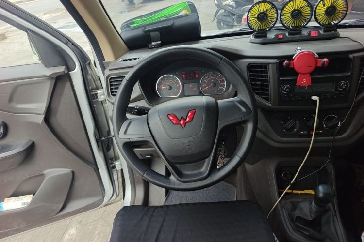 Used Wuling Hongguang V 2022 1.5L Jingqu Edition Electric-Assist LAR Steering Wheel