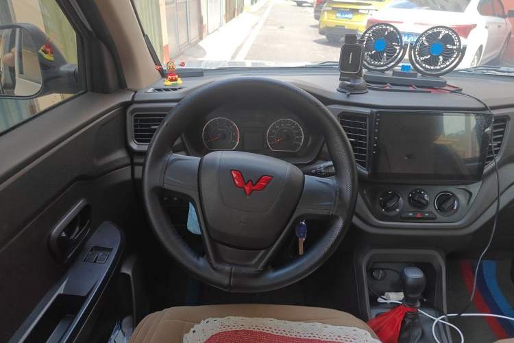 Used Wuling Hongguang V 2022 1.5L Jingqu Edition Electric-Assist LAR Steering Wheel