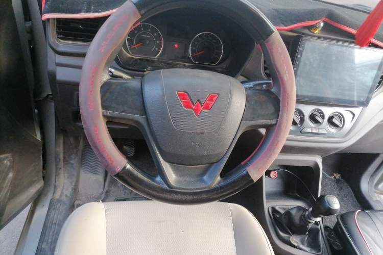Used Wuling Hongguang V 2022 1.5L Jingqu Edition Enclosed-Window Vehicle with Hydraulic Power Steering LAR Steering Wheel