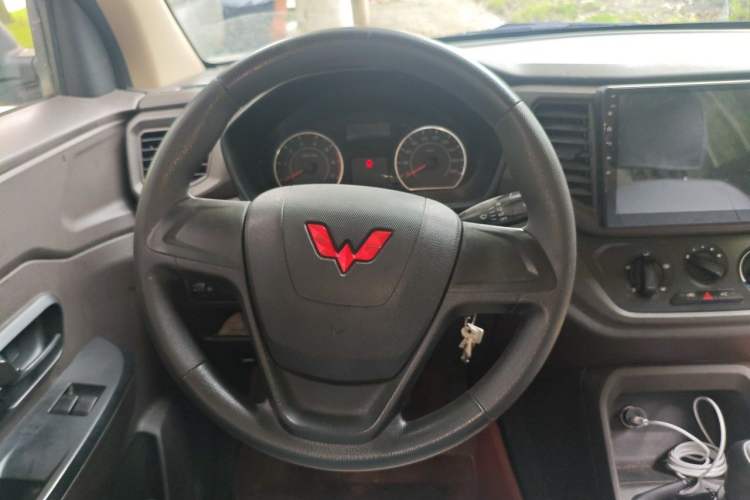Used Wuling Hongguang V 2022 1.5L Jingqu Version Hydraulic Power Steering LAR Steering Wheel