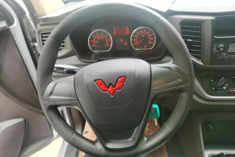 Used Wuling Hongguang V 2022 1.5L Jingqu Edition Electric-Assist LAR Steering Wheel
