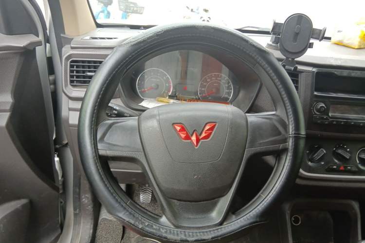 Used Wuling Hongguang V 2022 1.5L Jingqu Edition Electric-Assist LAR Steering Wheel