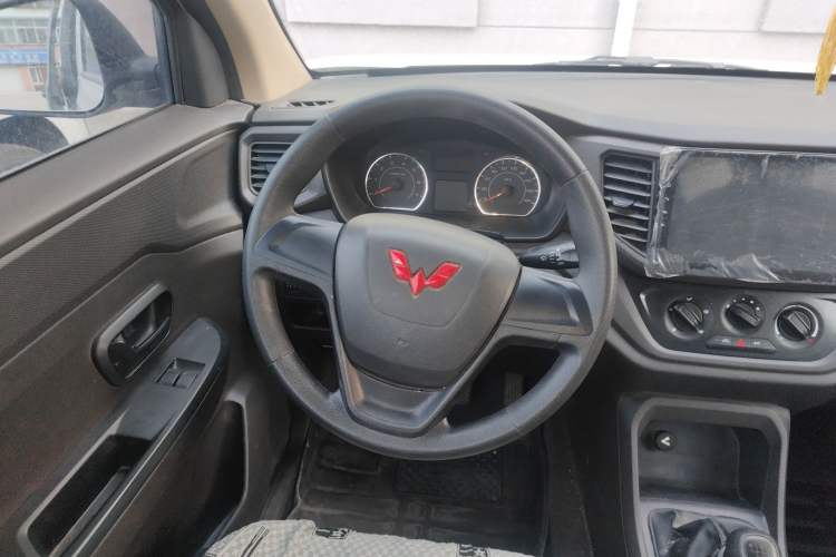 Used Wuling Hongguang V 2022 1.5L Jingqu Version Hydraulic Power Steering LAR Steering Wheel