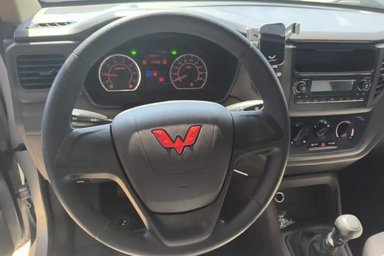 Used Wuling Hongguang V 2022 1.5L Jingqu Version Hydraulic Power Steering LAR Steering Wheel