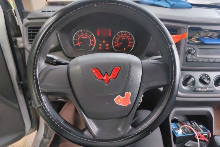 Used Wuling Hongguang V 2022 1.5L Jingqu Edition Enclosed-Window Vehicle with Hydraulic Power Steering LAR Steering Wheel