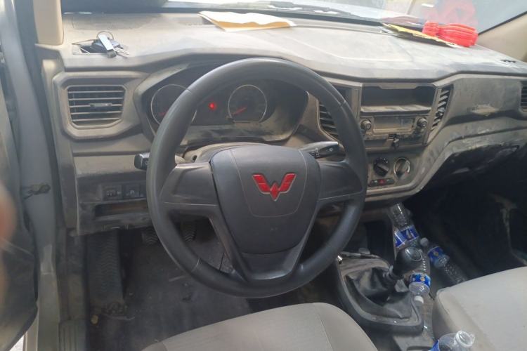 Used Wuling Hongguang V 2022 1.5L Jingqu Edition Enclosed-Window Vehicle with Hydraulic Power Steering LAR Steering Wheel