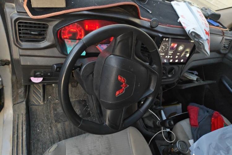 Used Wuling Hongguang V 2022 1.5L Jingqu Edition Enclosed-Window Vehicle with Hydraulic Power Steering LAR Steering Wheel
