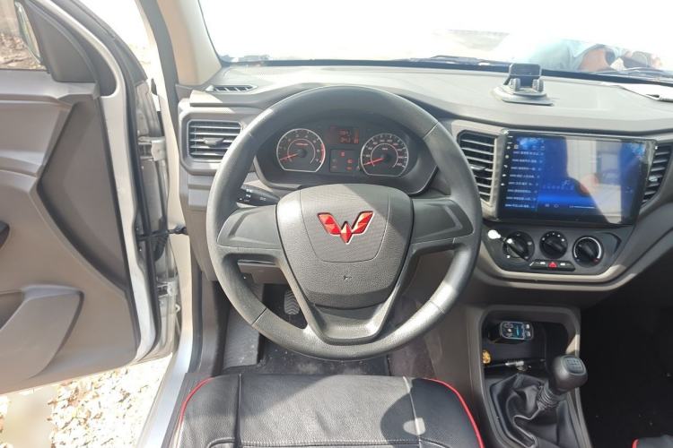 Used Wuling Hongguang V 2022 1.5L Jingqu Edition Electric-Assist LAR Steering Wheel