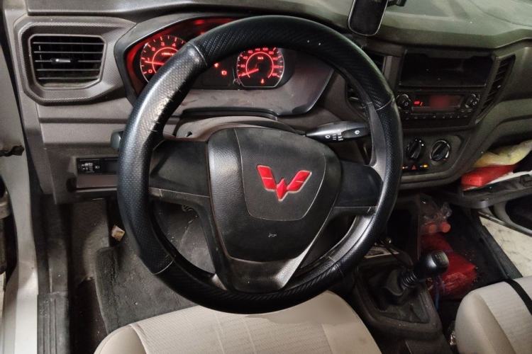 Used Wuling Hongguang V 2022 1.5L Jingqu Edition Enclosed-Window Vehicle with Hydraulic Power Steering LAR Steering Wheel