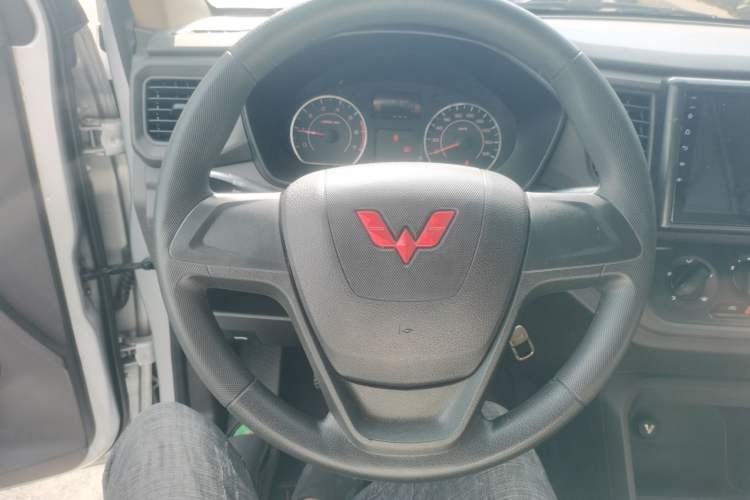 Used Wuling Hongguang V 2022 1.5L Jingqu Edition Enclosed-Window Vehicle with Hydraulic Power Steering LAR Steering Wheel
